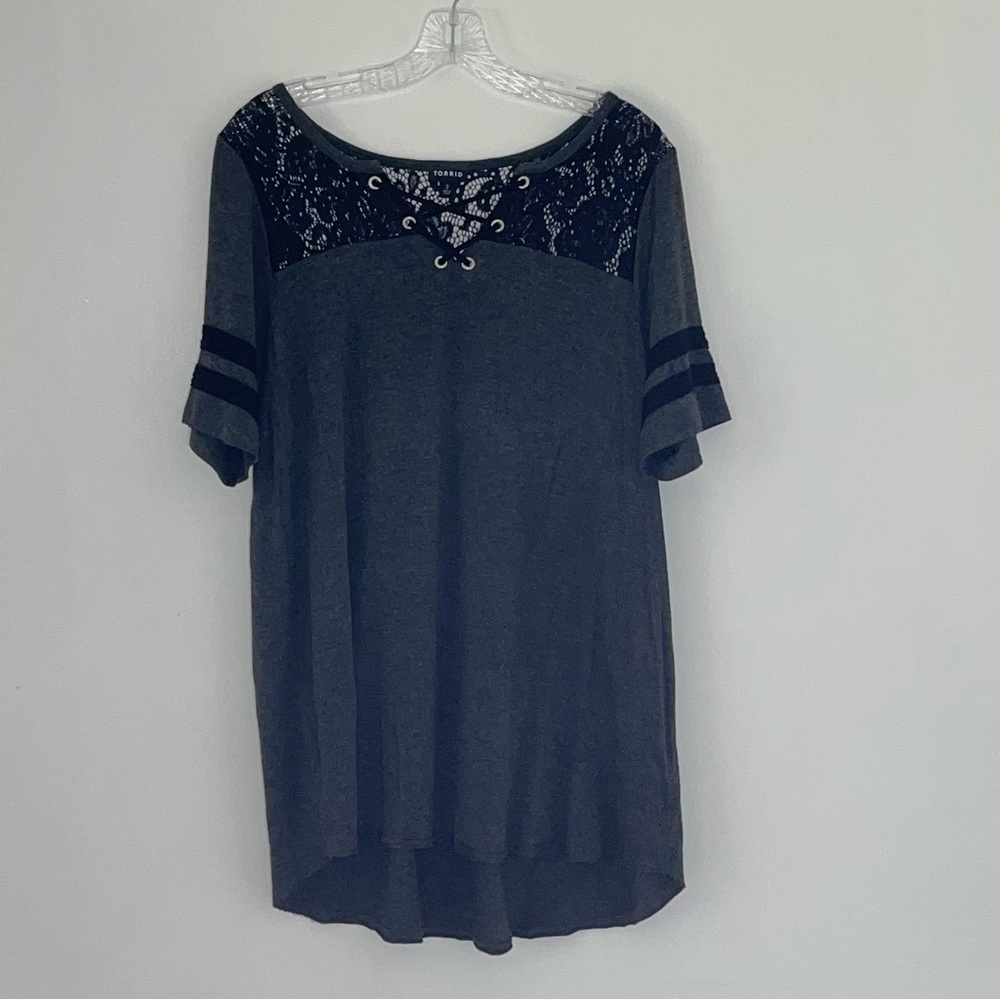 Torrid Dark Gray V Neck Floral Lace Striped Short Sleeve Shirt Raw Hem Size 2
